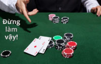 Không nên show bài trên bàn poker