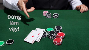 Không nên show bài trên bàn poker